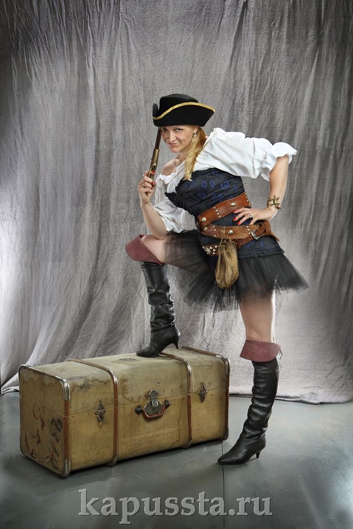 Пиратский женский костюм с пистолем
